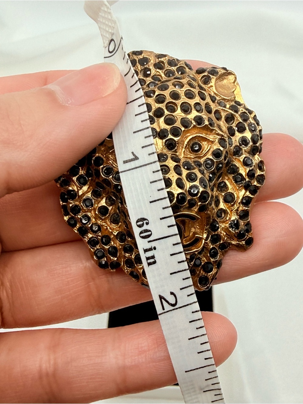 Chanel Vintage 2001 Leopard Head Black Crystals Logo CC Gold Brooch - Picture 8 of 10